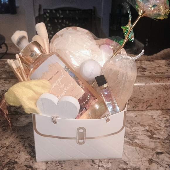 Elegant White Handbag Women's Gift ysl Basket Pamper Me - Picture 1 of 11